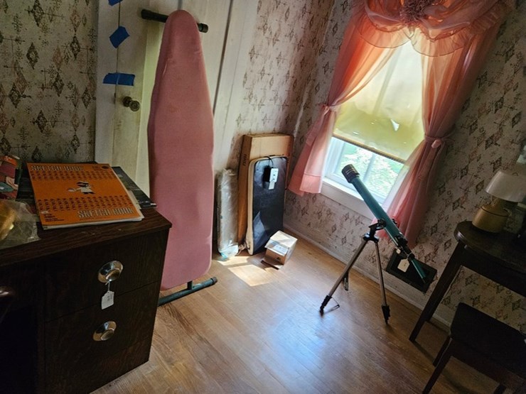 #8001-•-live-on-the-ground-house-hold-items-image-58