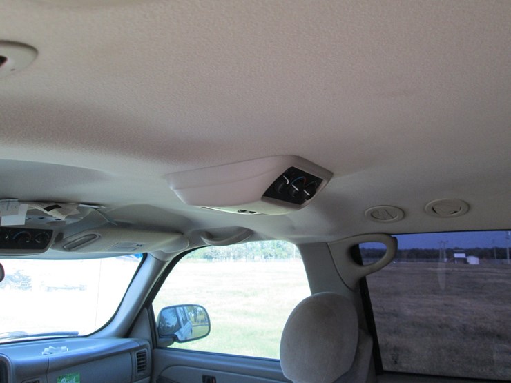 2004-chevrolet-tahoe-image-22