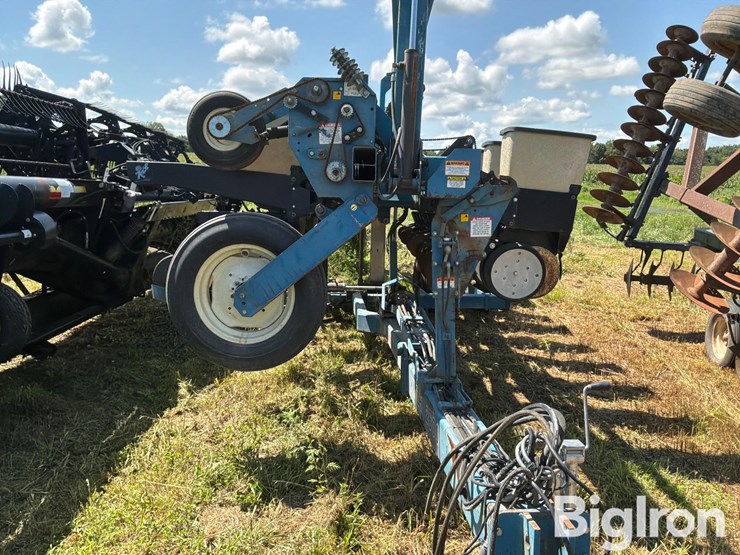 1997-kinze-2600-image-2
