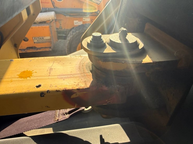 2015-caterpillar-cb66b-image-36