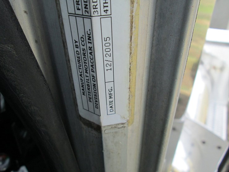 2006-peterbilt-389-image-40
