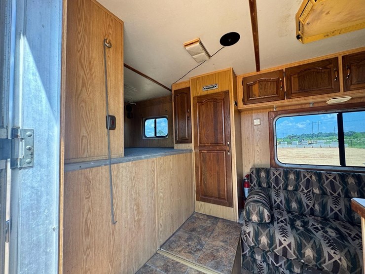 #8736-•-1996-hart-living-quarters-3-horse-trailer-image-8