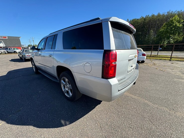 2017-chevrolet-suburban-image-2