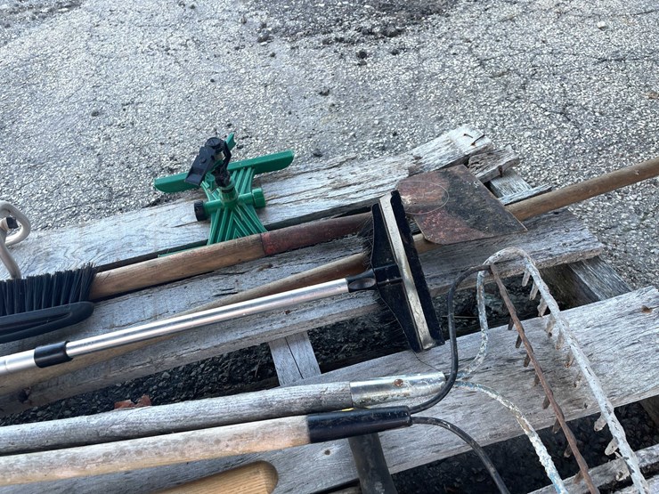 #4094-•-garden-tools-and-fence-posts-(04)-image-11