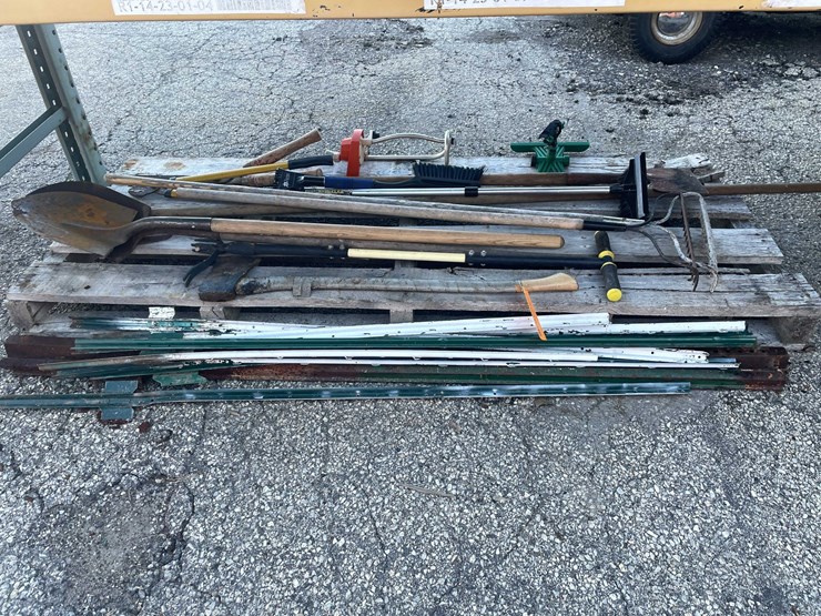 #4094-•-garden-tools-and-fence-posts-(04)-image-2