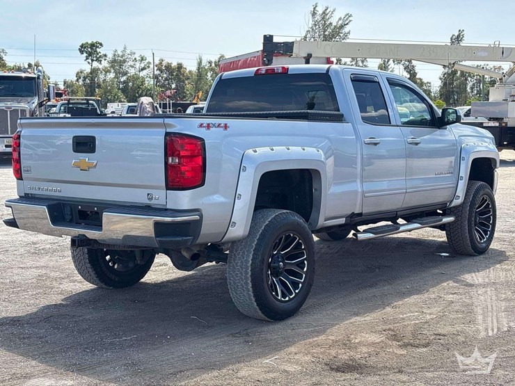 2017-chevrolet-silverado-1500-lt-image-3