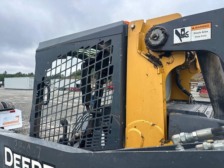 deere-323e-image-10