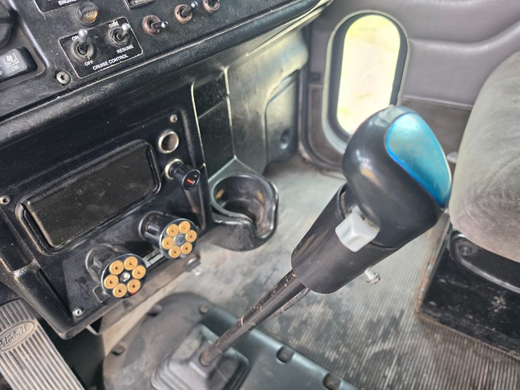 2006-peterbilt-379-image-56