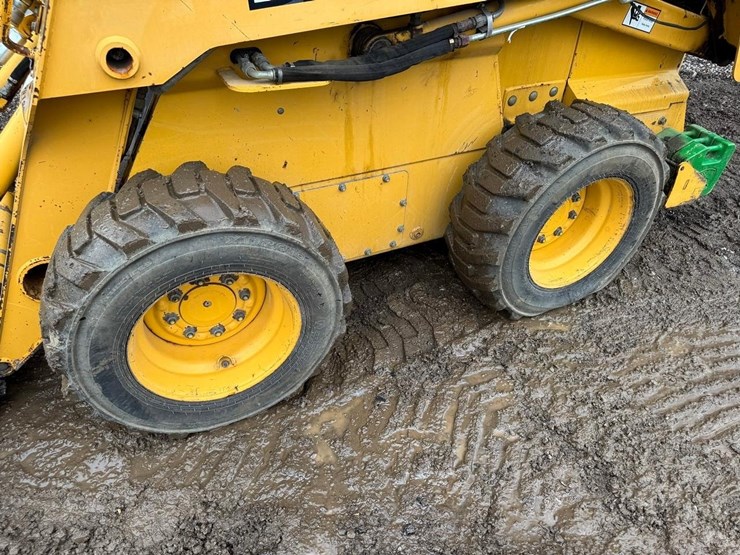 john-deere-325-image-13