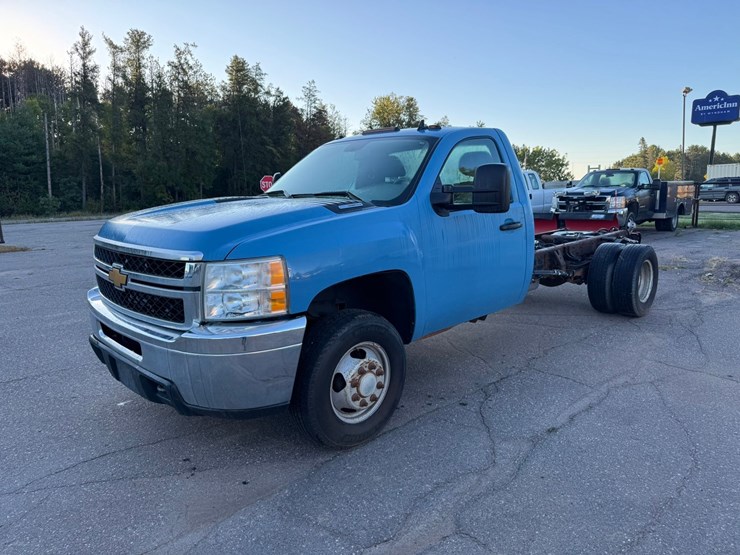 2013-chevrolet-3500-image-1