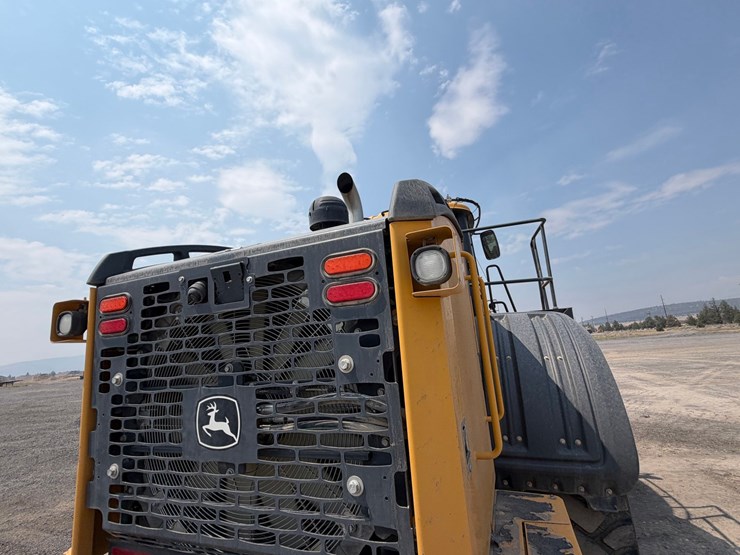 2019-deere-744k-image-50