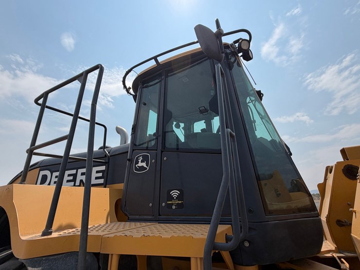 2019-deere-744k-image-37