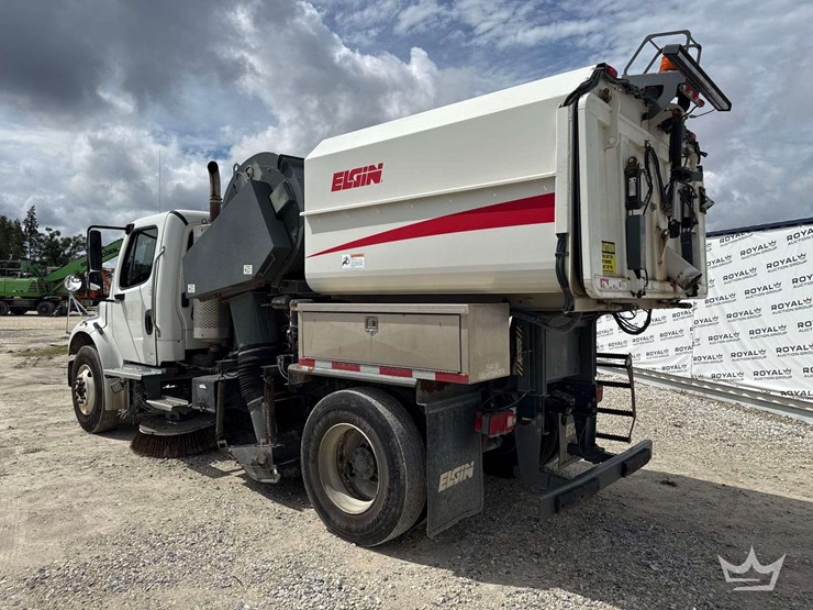 2019-freightliner-m2-106-image-4