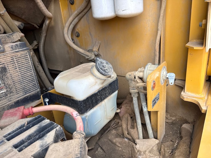 2019-caterpillar-352f-image-77