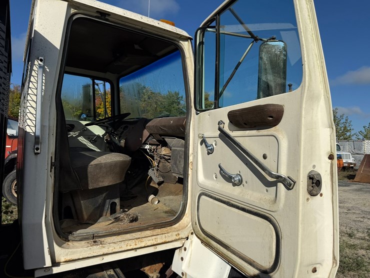 1983-ford-800-image-46