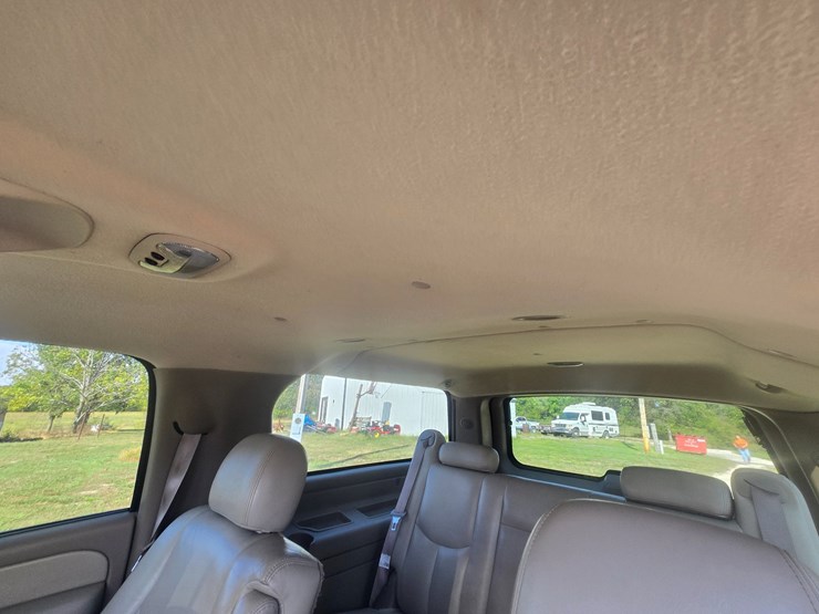 2003-chevrolet-suburban-image-55