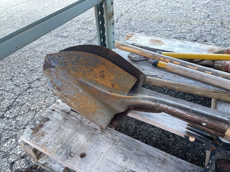 #4094-•-garden-tools-and-fence-posts-(04)-image-9