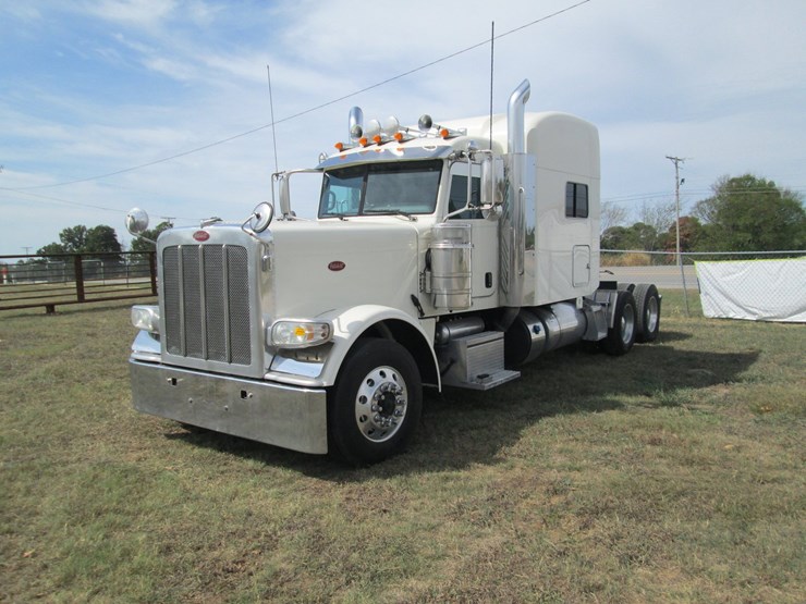 2018-peterbilt-389-image-1