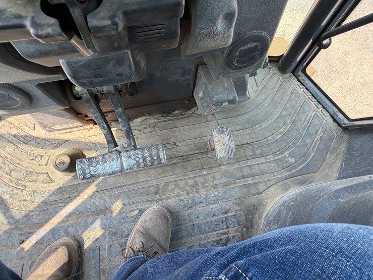 2016-deere-410l-image-69