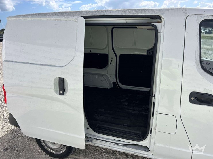 2014-nissan-nv200-image-25