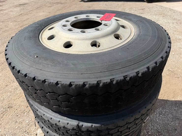#1621-•-lot-(4)-used-tires/aluminum-wheels-11r24.5-image-1