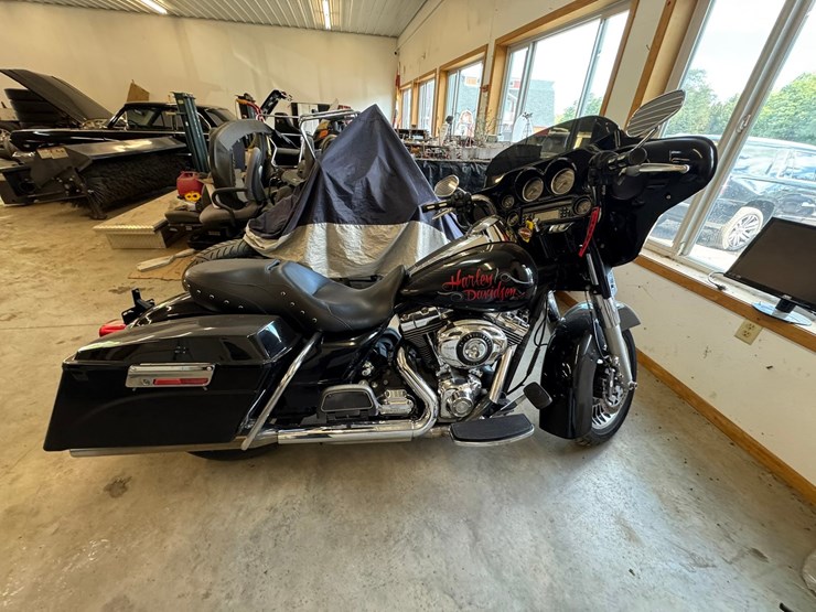 #1922-•-2011-harley-davidson-electra-glide-classic-motorcycle-image-6