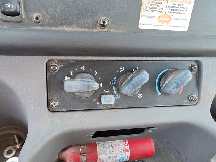 2006-freightliner-m2-106-image-60