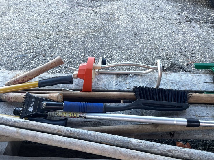 #4094-•-garden-tools-and-fence-posts-(04)-image-12