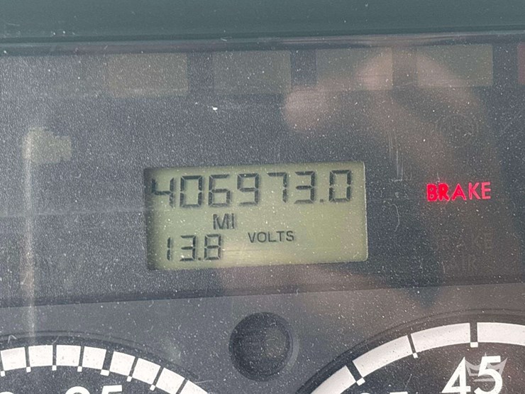 2012-freightliner-m2-106-image-16