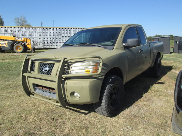 2004-nissan-titan-image-1