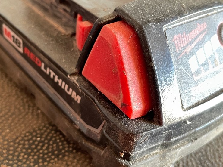 #5512-•-(3)-milwaukee-18v-batteries-and-charger-image-7