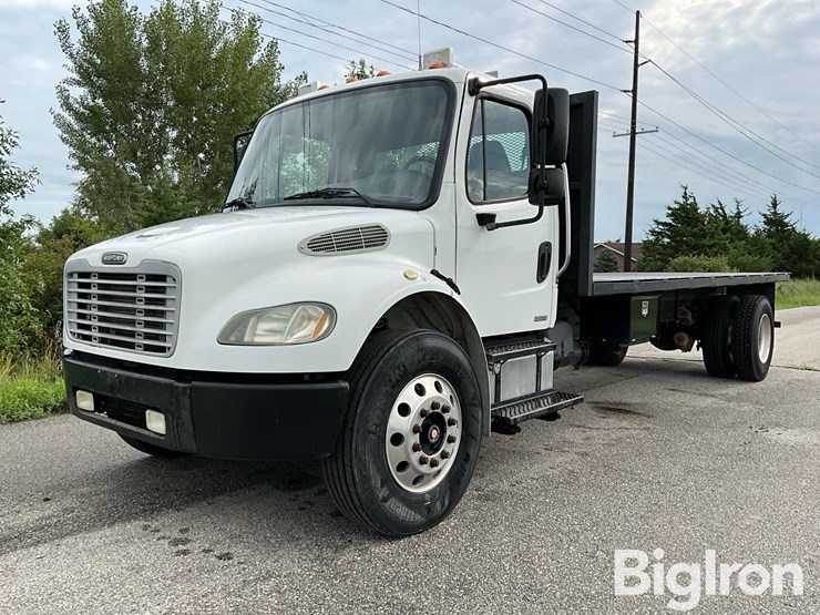 2005-freightliner-m2-106-image-1
