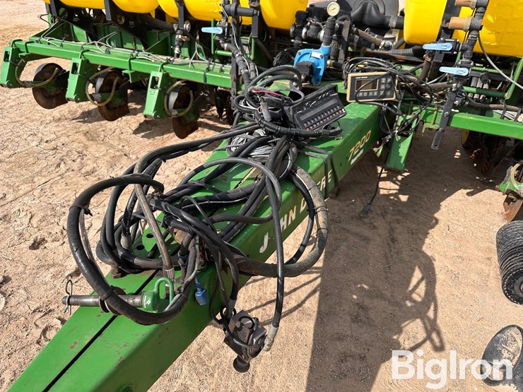 john-deere-7200-image-10