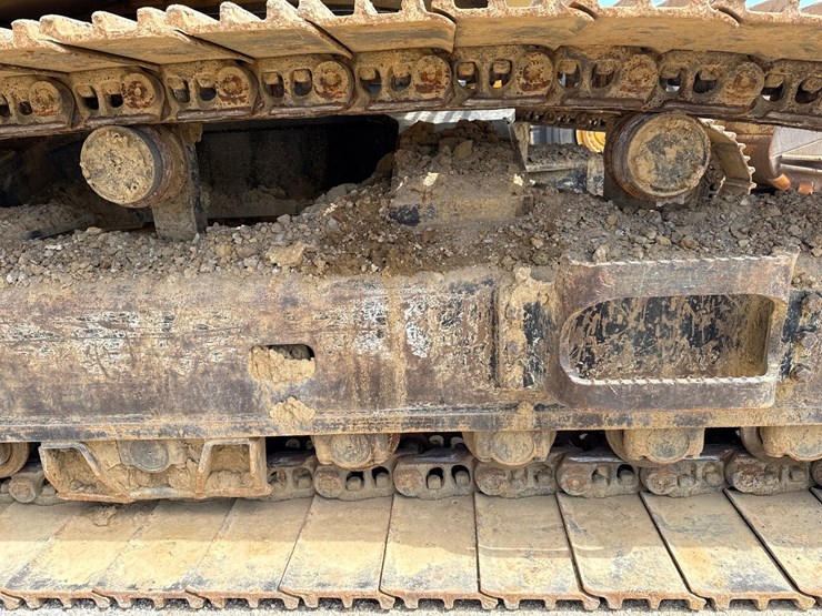 2019-caterpillar-352f-image-114