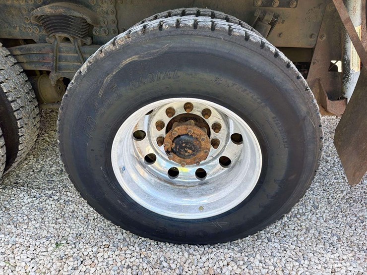 2017-freightliner-m2-106-image-47
