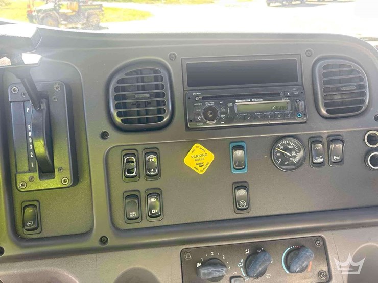 2016-freightliner-m2-106-image-20