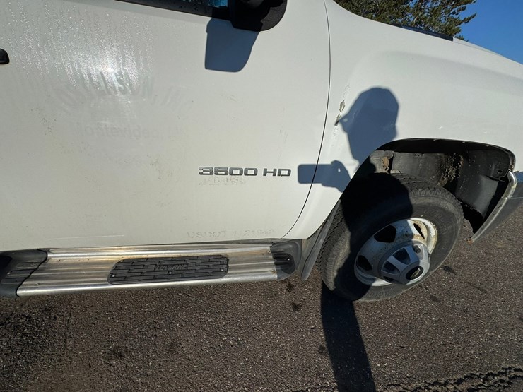 2014-chevrolet-3500-image-26