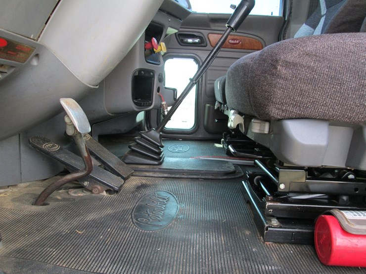 2006-peterbilt-389-image-28