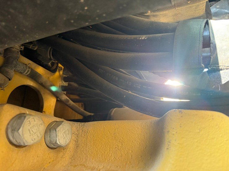 2015-caterpillar-cb66b-image-60