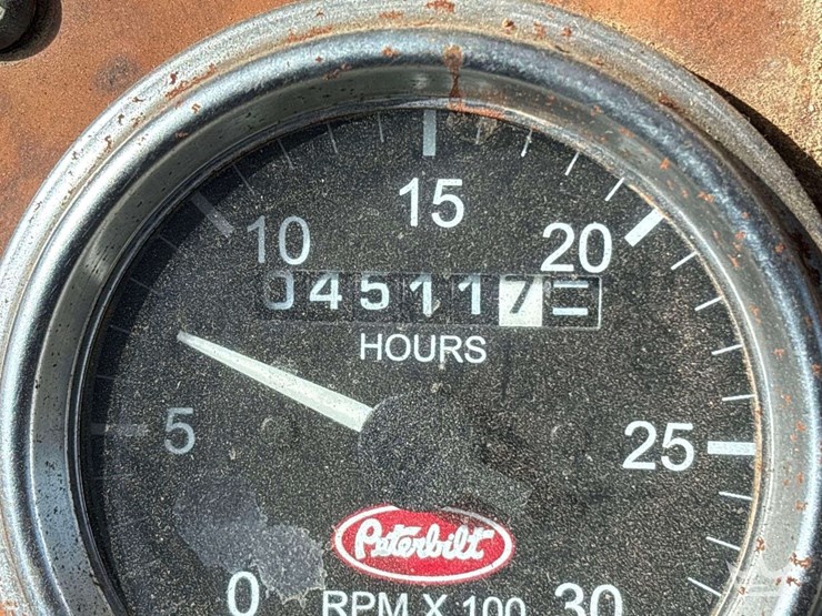 2008-peterbilt-335-image-12