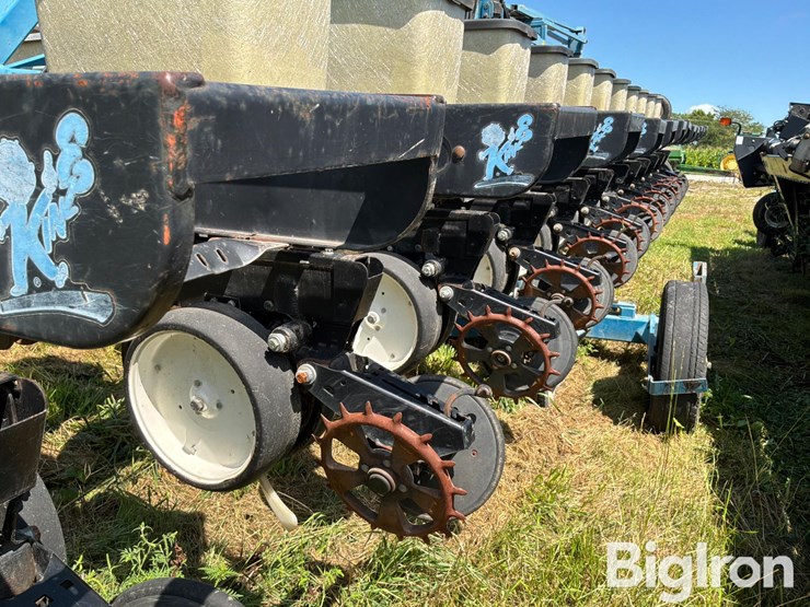 1997-kinze-2600-image-17