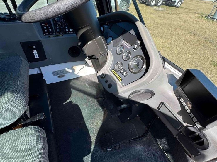 2020-global-3-wheel-r3-air-street-sweeper-image-24