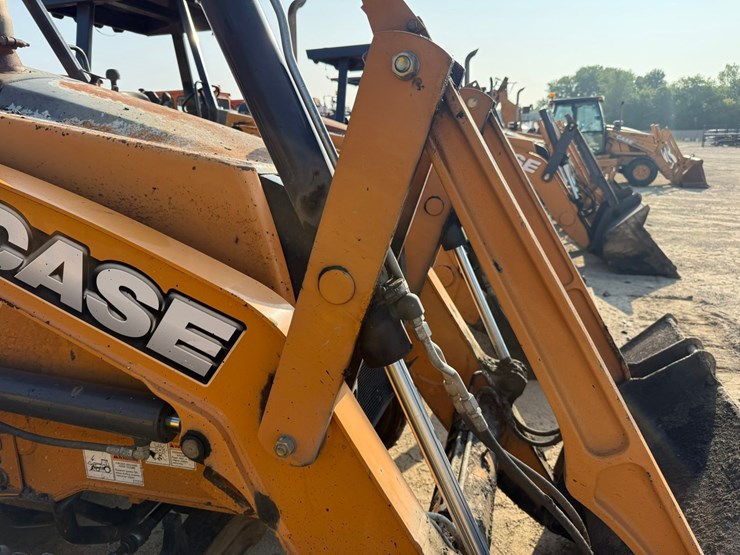 #2486-•-2015-case-570nep-skip-loader-image-13