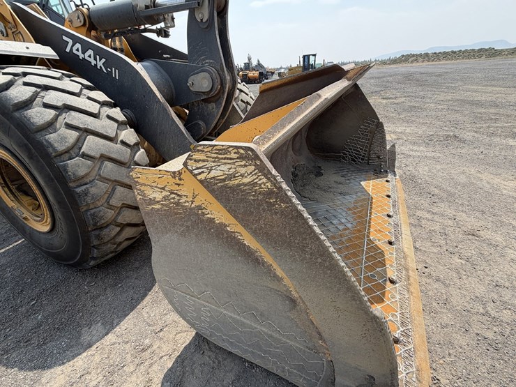 2019-deere-744k-image-20