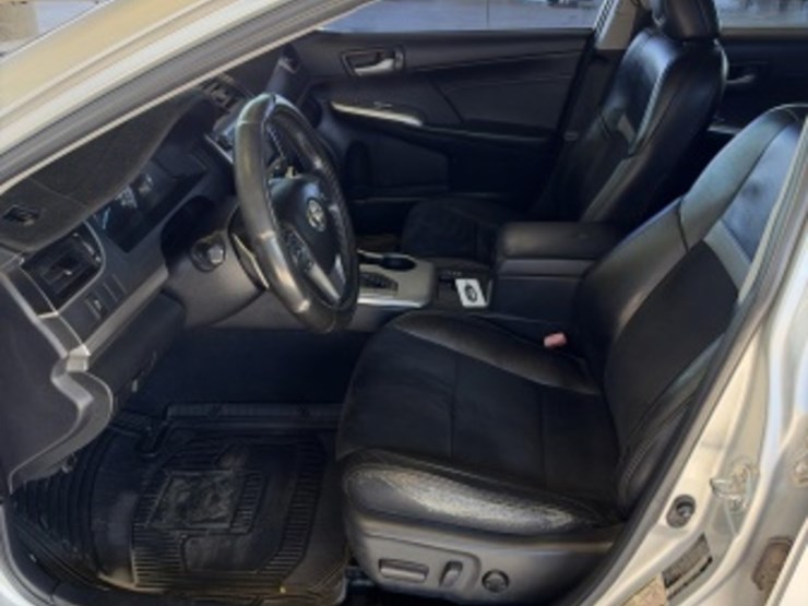 2014-toyota-camry-sdn-image-28
