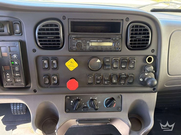 2016-freightliner-m2-112-t/a-day-cab-truck-tractor-image-9