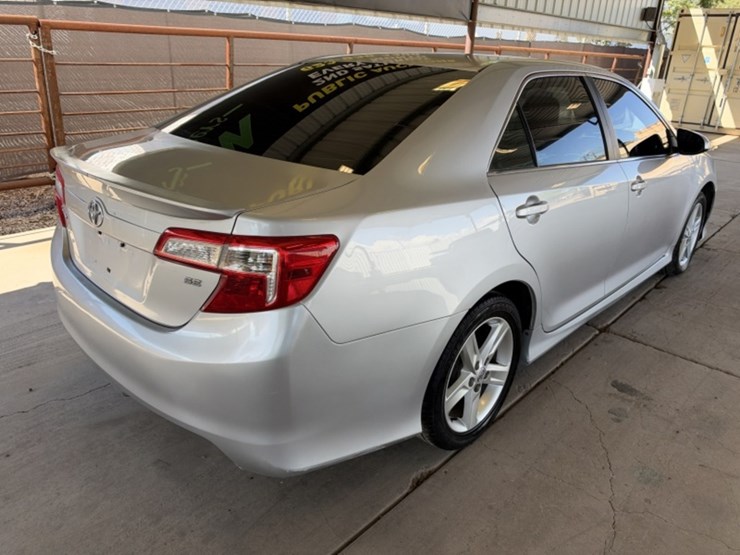 2014-toyota-camry-sdn-image-11