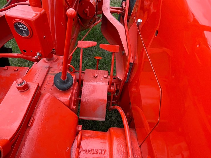 #1003-•-allis-chalmers-ib-tractor-image-17