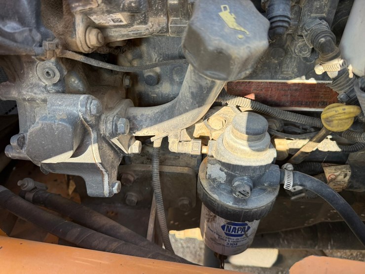 #2486-•-2015-case-570nep-skip-loader-image-66