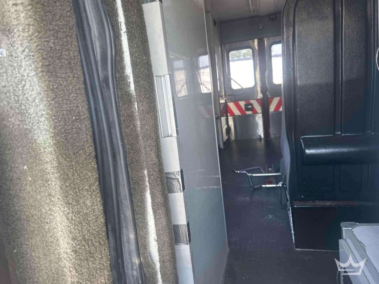 2016-freightliner-m2-106-image-24